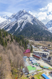 多姆拜山地。 高加索山脉滑雪胜地的定居点