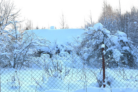 雪雪路上的房子