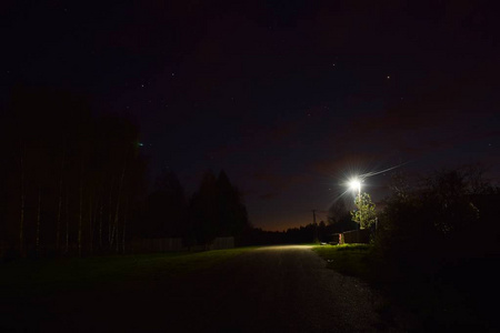 村庄里晴朗的夜晚，一盏灯笼照亮了道路