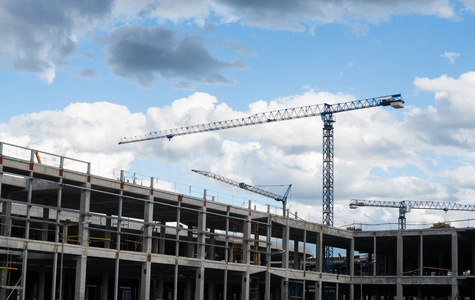 建筑工地。 新建筑的框架和上面的塔式起重机。