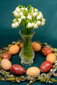 春天的珍珠在复活节彩蛋和柳枝周围的黑暗背景。 2019