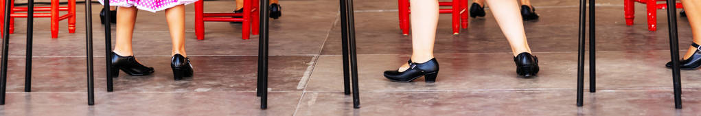 特写一双典型的西班牙弗拉门戈舞鞋，皮鞋，高跟鞋，服装的一部分