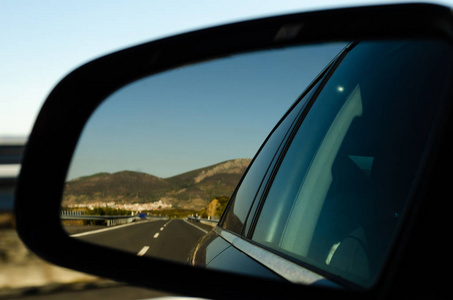 在西班牙快速公路上的车镜中观看美丽的景观交通