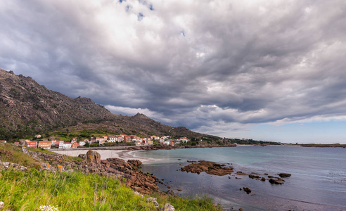 美丽的大西洋海岸，悬崖海滩，海洋村和天空与云。 加利西亚西班牙。