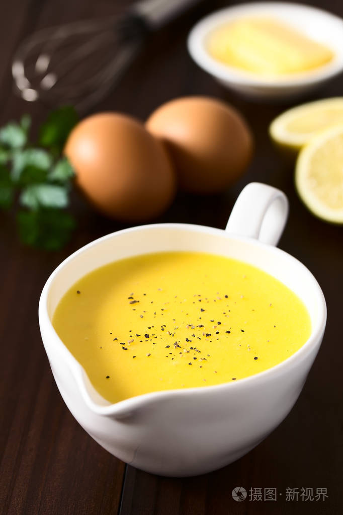 荷兰酱法国菜的一种基本酱汁,在一艘酱船上提供,上面的原料(蛋黄油