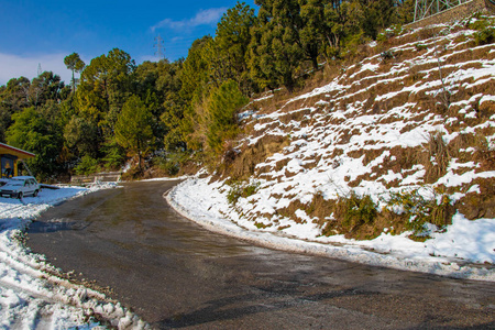 风景优美的道路穿过班尼赫特达尔胡西希马查尔邦的山谷，覆盖着雪山和树木。 冬季旅游概念