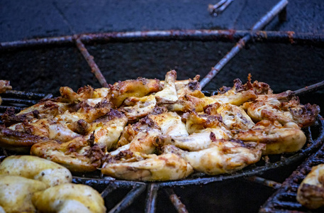 鸡肉在火山石上方的烤架上烤制和粗糙。 它在蒂曼法亚国家公园兰萨罗特加那利岛西班牙。