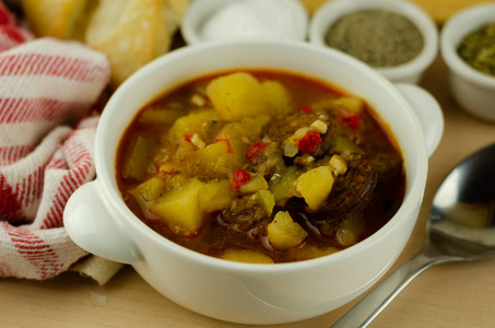 传统的匈牙利凉拌牛肉，土豆，西红柿和辣椒，一道美味的白碗，营养丰富的菜肴