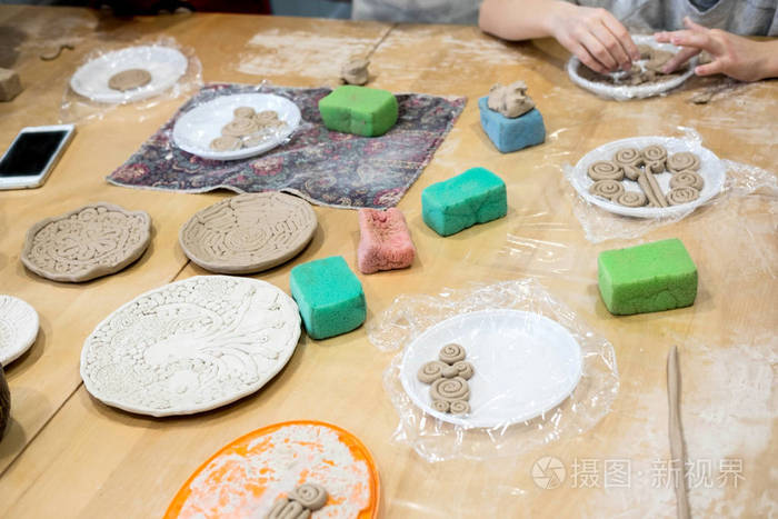 孩子们用粘土做模子. 儿童创造力. 泥制工艺品.