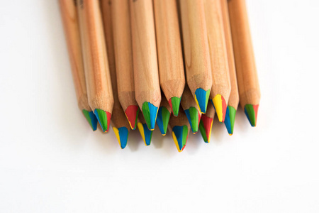 许多彩色铅笔用优质木材制成