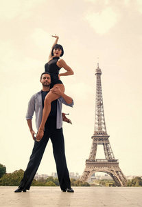 在法国巴黎的 eifel 塔前跳舞的情侣。beatuiful 舞厅舞蹈情侣在塔附近的舞蹈姿势。浪漫旅游理念