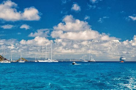 帆船, 船和船航行在蓝海在多云的天空在 gustavia, st. 巴兹。帆船和游艇探险。热带岛的暑假。水运和海运船