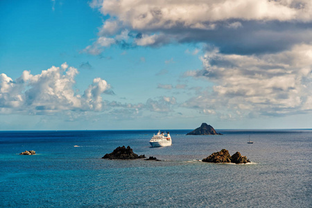 在蓝海的游船在 gustavia, st. 巴兹的多云天空。旅行的水, 发现和冒险。船只和海上运输。暑假和度假胜地