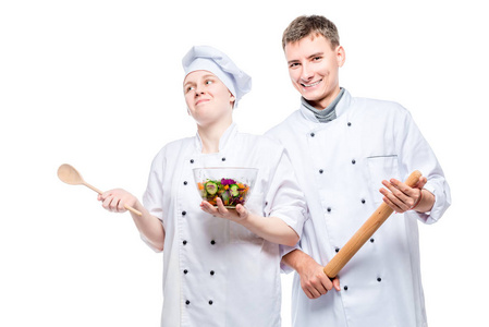 有感情的年轻专业厨师，在白色背景上有一道菜