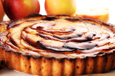 苹果馅饼。美味的传统节日苹果派，甜烤甜点食物，肉桂和苹果在桌子上作为甜点
