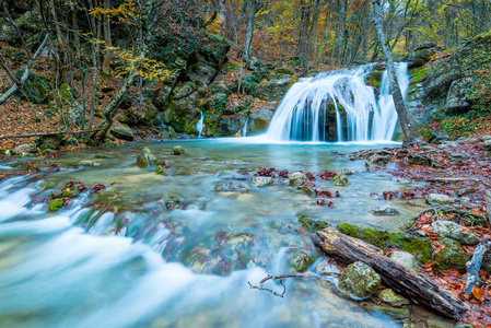 风景优美的小瀑布，俄罗斯克里米亚半岛的秋色自然