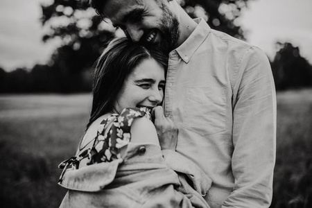 拥抱入睡黑白图片