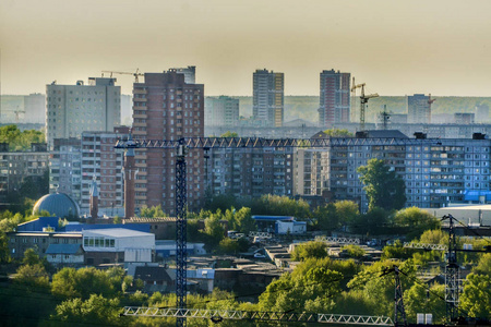 美丽的背景和风景，景观和全景的白天城市和首都从上面，屋顶的建筑物，广场，公园。