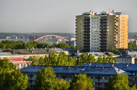 美丽的背景和风景，景观和全景的白天城市和首都从上面，屋顶的建筑物，广场，公园。