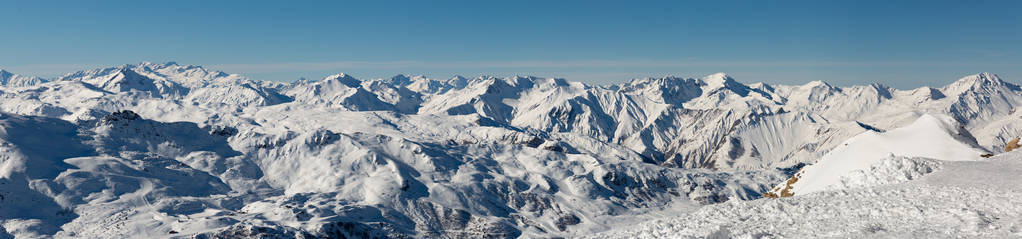 美丽的高山全景，雪山。冬天的山景。