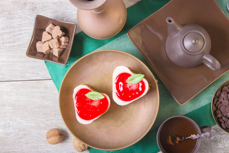 茶歇和美味的草莓蛋糕和小巧克力。 铜和粘土板的组成与水壶。 阿拉伯概念。
