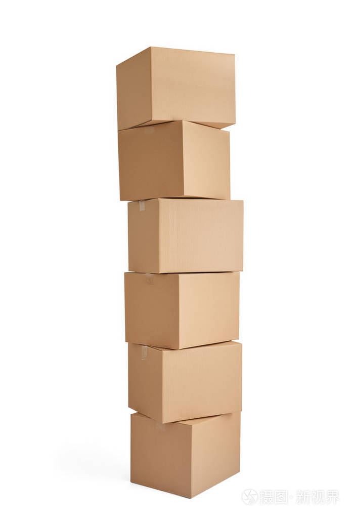 在白色背景上合上一叠纸板箱