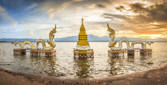 泰国北部法约省的一个湖泊，有两个白色的海蛇龙守护者在肖尔