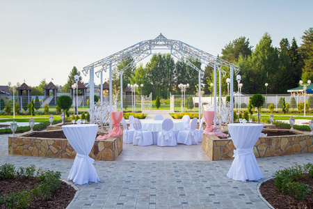美丽的白色婚礼露台的图像