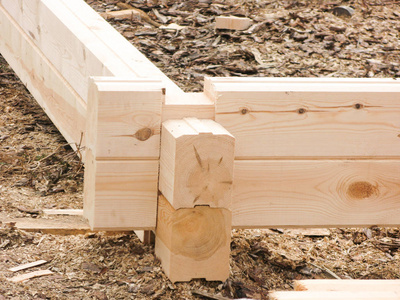 建造木屋的开始。 杆被压弯，掉进凹槽里。 躺在角落里。