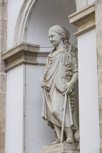 维也纳阿尔贝蒂娜宫殿博物馆内海王星雕像的元素。 奥地利。