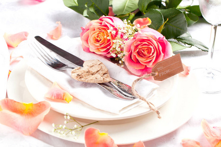 美丽的桌子为情人节准备玫瑰