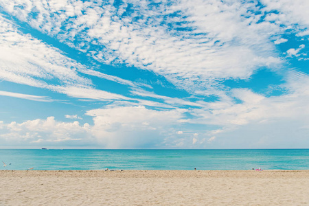 美国迈阿密, 沙滩上有白沙和蓝色的海水.多云的天空上的海景.