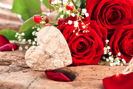玫瑰和一颗心在木板上，情人节背景