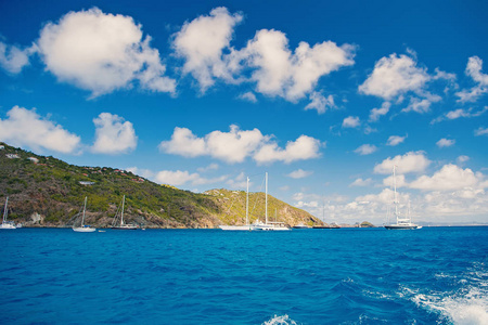 帆船在海上航行在多云的蓝天在 gustavia, st. 巴兹。帆船和游艇探险。热带岛的暑假。水运和船舶