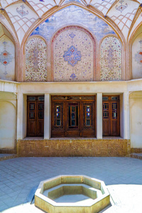 喀山塔巴拜历史民居雕饰面窗