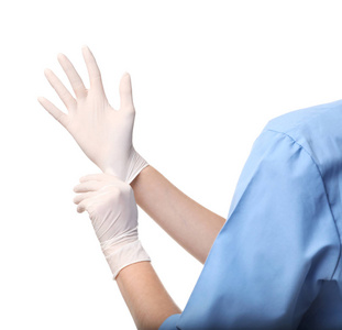 女医生在白色背景特写上戴上橡胶手套。 医疗器械