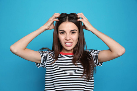 烦人的痒有脱发问题的老人在白色背景上接受注射,特写男士头发毛茸茸