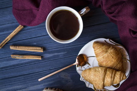 一杯牛角面包茶。