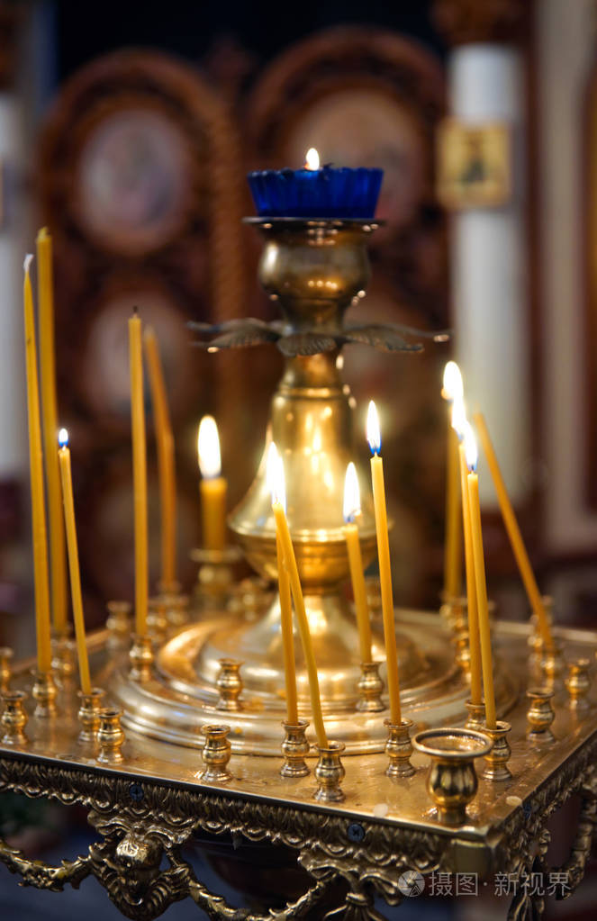 蜡烛和一盏灯在镀金的烛台上,在正统教堂的内部.