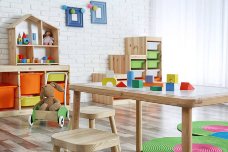 配有桌子和凳子的现代化儿童房内部