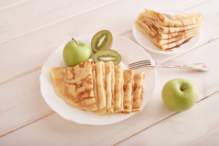 s Day breakfast on February 14, pancakes with kiwi and apples de