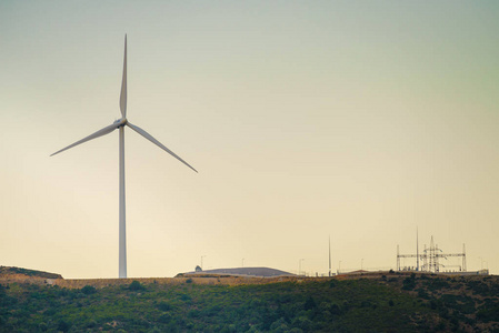 希腊山上的风车。 欧洲可再生绿色能源的风电场来源。 生态学的概念。