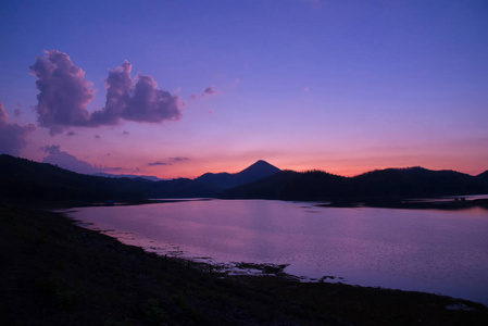 黄昏的天空，河流，夕阳，紫色的风景，湖泊，黄昏的时间，云和山的背景