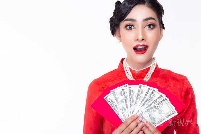 当漂亮的女孩从雇主那里得到钱或奖金时,漂亮的女人就会得到幸福.