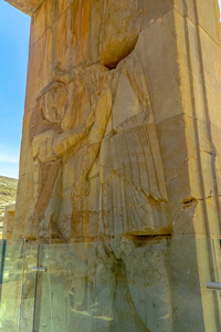 波斯波利斯历史遗址墙上刻着一头狮子和一名古老的波斯士兵