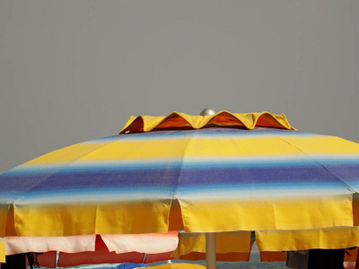 黄色和蓝色海滩日光浴顶部