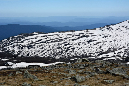 从澳大利亚山脉最高峰科西尤兹科山观看。 雪山覆盖着雪。