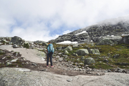 在特罗通加山脉徒步旅行的女人