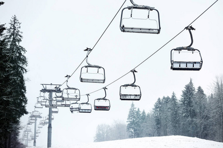 山上度假村滑雪电梯。 寒假