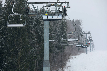 山上度假村滑雪电梯。 寒假